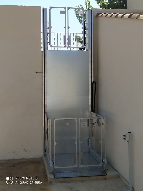Ascenseurs Saulière - Plateforme élévatrice extérieure, spécifiquement conçue pour résister aux intempéries, installée chez un particulier à Montoulieu dans l’Hérault (département 34).